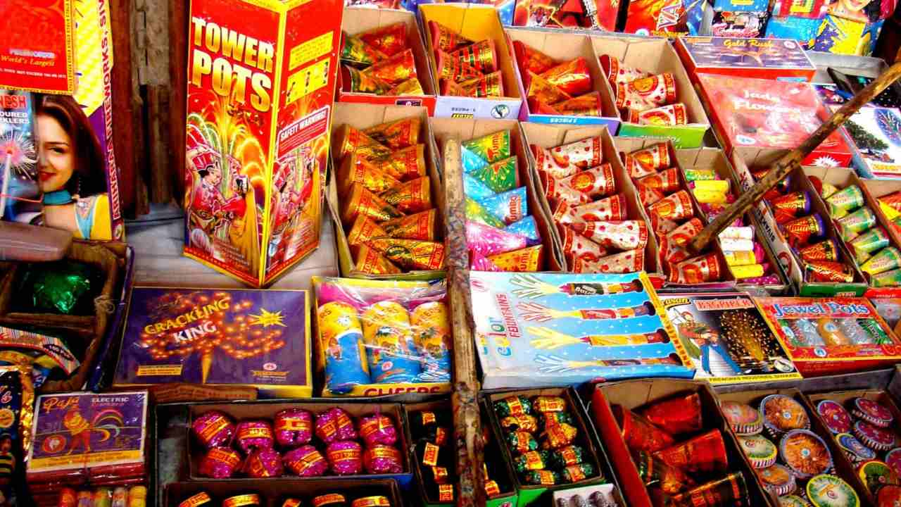 दिल्ली सरकार के बाद अब NGT ने लगाई दिल्ली में पटाखों पर रोक, पटाखे जलाने पर एक लाख जुर्माना
