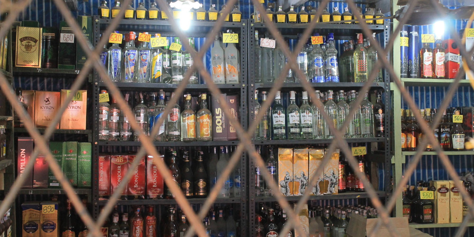 बिहार: ब्रांडेड कंपनियों की नकली शराब बनाने के रैकेट का खुलासा, एक गिरफ्तार