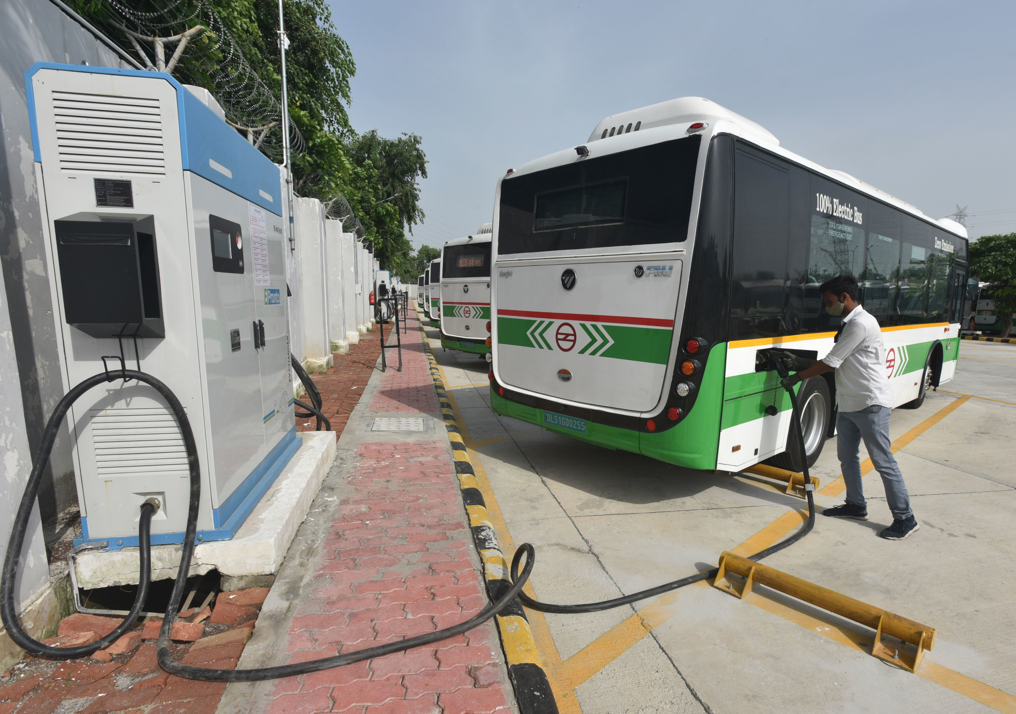 दिल्ली को मिली हाईटेक इलेक्ट्रिक फीडर बसों की सौगात