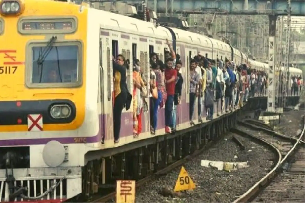 मुंबई में शर्तों के साथ आम यात्रियों के लिए फिर से चलेंगी लोकल ट्रेनें