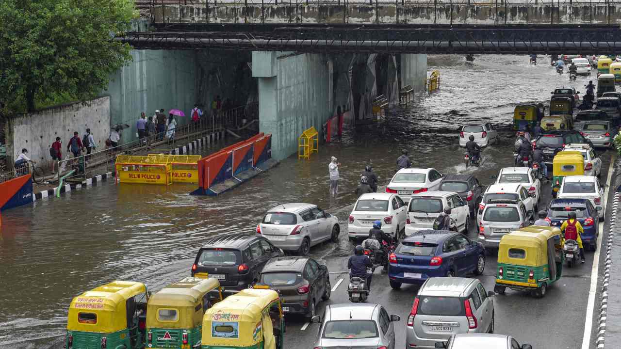 तेज बारिश से दिल्ली हुई बेहाल, सीएम ध्यानमग्न-दिल्ली जलमग्न