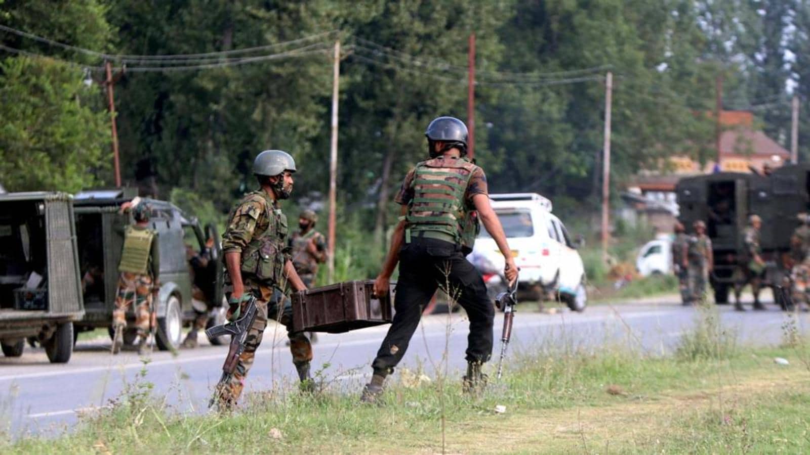 दक्षिण कश्मीर के अनंतनाग में जारी मुठभेड़ में सिपाही घायल