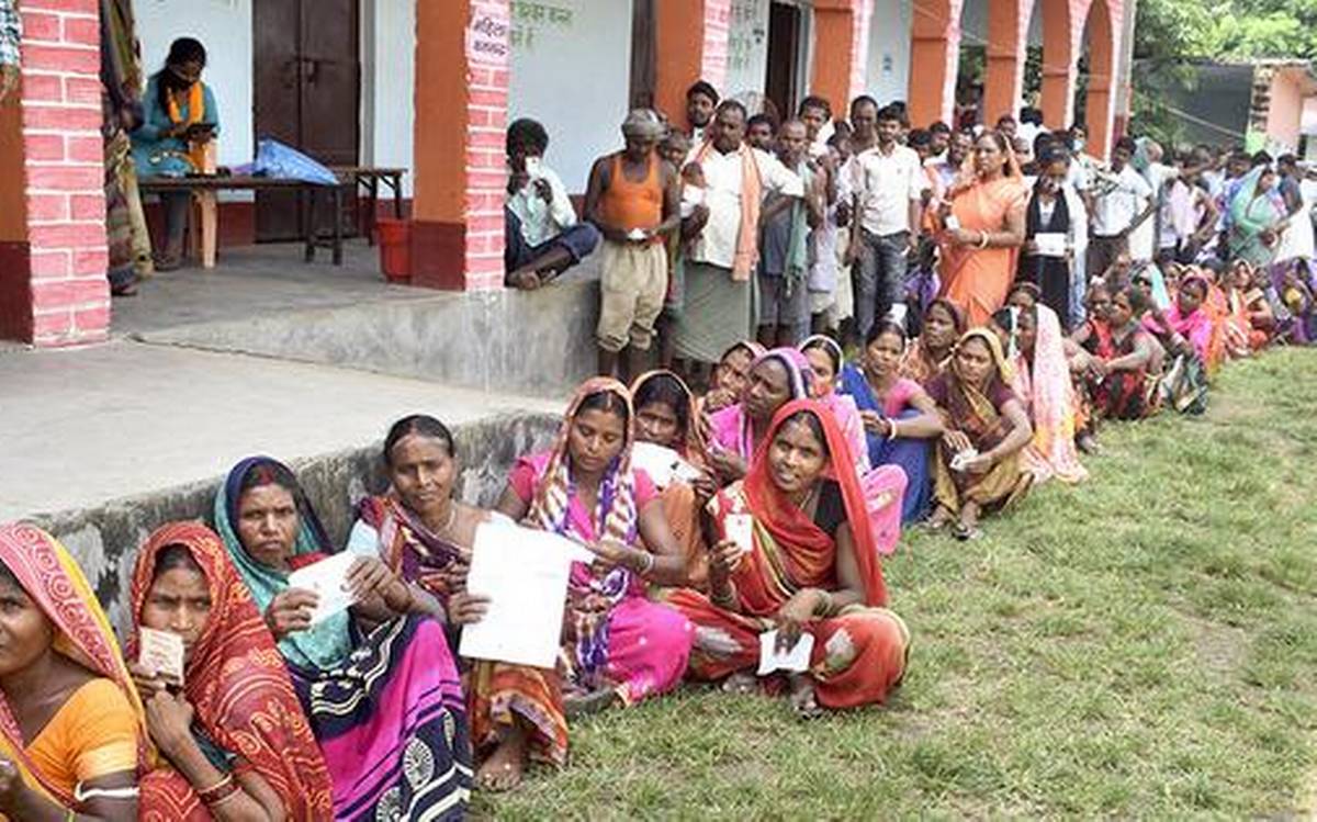 बिहार पंचायत चुनाव 10वें चरण का मतदान शुरू शांतिपूर्ण तरीके से जारी है मतदान, केंद्र के बाहर लंबी लाइनों में खड़े हैं वोटर्स